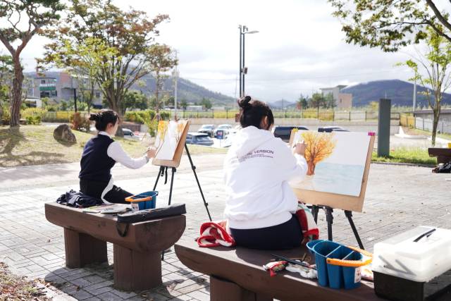 청송야송미술관 앞 마당에서 학생들이 그림을 그리고 있는 모습. 청송군 제공