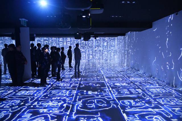 남관생활문화센터 내 미디어아트홀에서 남관 화백의 추상화를 모티브로 한 작품이 방영되는 모습. 청송군 제공