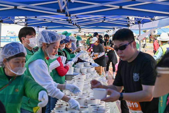 영주시새마을회 회원들이 국수나눔 봉사를 하고 있다. /영주시 제공