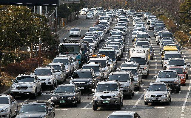 부산시는 오는 10일부터 11일까지 이틀간 터널 내부 노후 전선관 공사 탈락 방지 공사를 위해 제1만덕터널 상·하행선 교통통제를 실시한다. 부산일보DB