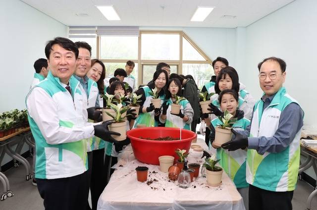 iM금융지주 그룹가치경영총괄 신용필 전무(왼쪽 앞)와 iM가족봉사단이 반려식물을 만든 뒤 기념사진을 찍고 있다. iM금융그룹 제공