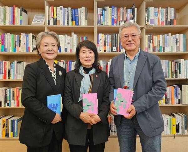 '4.3북토크' 행사에서 문재인 전 대통령 부부와 기념사진을 촬영하고 있는 허영선 시인.