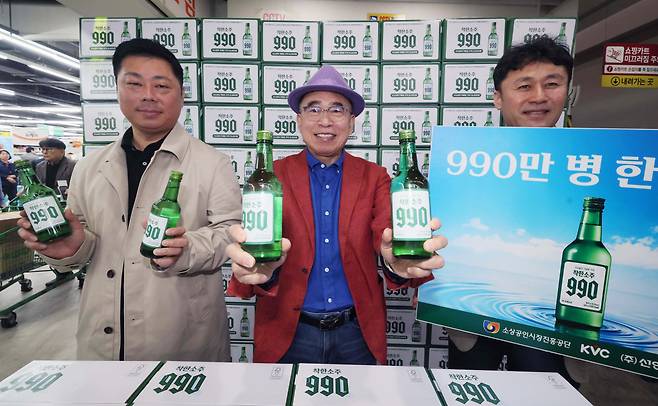조웅래(가운데) 선양소주 회장이 6일 서울 송파구 가락몰 다농마트에서 열린 ‘착한소주 990’ 출시행사에서 소주를 홍보하고 있다. 360mL용량에 알코올 도수16도인 ‘착한소주 990’은 조 회장이 직접 광고 모델로 참여, 마케팅 비용을 줄이고 이를 가격인하에 반영해 출시된 동네슈퍼 전용 상품이다. 소비자 가격은 병당 990원, 한 박스(20병) 기준 1만9800원이다.(신태현 기자 holjjak@)