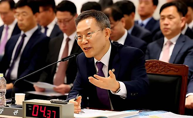 이종호 과학기술정보통신부 장관이 2023년 10월 11일 세종시 정부세종청사에서 열린 국회 과학기술정보방송통신위원회의 과학기술정보통신부, 우정사업본부 등의 국정감사에서 의원 질의에 답변하고 있다. / 연합뉴스