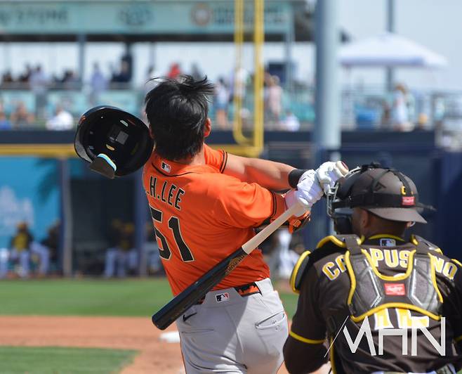 (이정후가 스프링캠프 경기서 헬멧이 벗겨질 정도로 힘찬 헛스윙을 하고 있다)