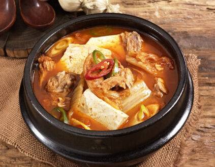 김치찌개에 돼지고기를 많이 넣어 먹으면 피로를 더는 효과가 있다. 사진=게티이미지뱅크