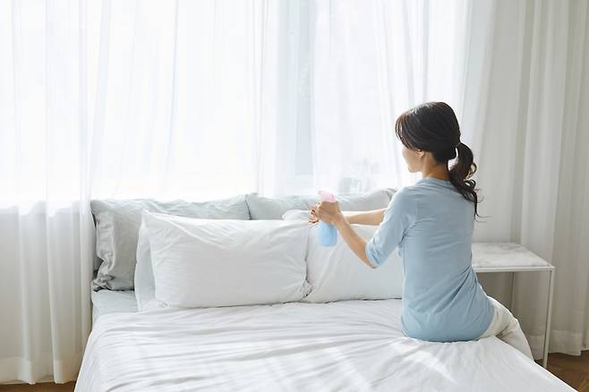 기상 직후 베개를 세워두면 매트리스 표면이 공기에 노출되므로 위생 관리에 도움된다. 사진=게티이미지뱅크