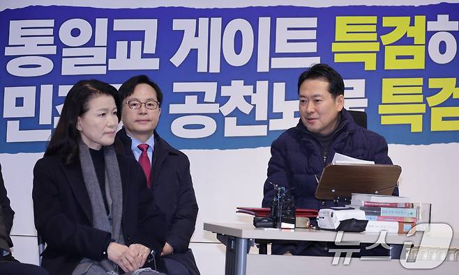 지난 1월 16일 단식 중인 장동혁 국민의힘 대표가 서울 여의도 국회에서 이진숙 전 방송통신위원장을 만나 대화하는 모습. 2026.1.16 ⓒ 뉴스1 신웅수 기자