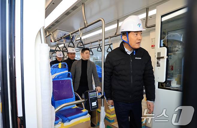 오세훈 서울시장이 27일 서울 송파구 위례선(트램) 105정거장에서 위례선(트램) 내부를 살펴보고 있다. 2026.2.27 ⓒ 뉴스1 이호윤 기자