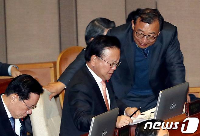 2017년 12월 2일 이정현 무소속 의원이 서울 여의도 국회에서 열린 본회의에서 김부겸 행정안전부 장관을 찾아가 이야기를 나누고 있는 모습. 이정현 의원은 박근혜 대통령 탄핵소추를 막지 못한 책임을 지고 2017년 1월 새누리당을 탈당했다. 2017.12.2 ⓒ 뉴스1 박정호 기자