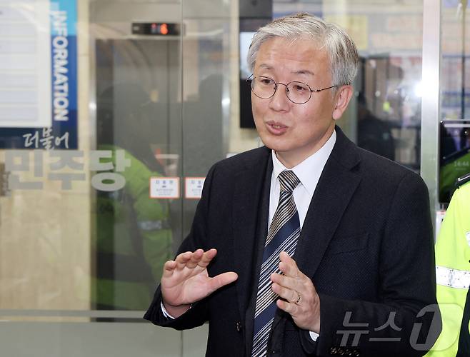 한동수 더불어민주당 윤리심판원장이 6일 오후 서울 영등포구 여의도 민주당사에서 열리는 윤리심판원 회의 참석에 앞서 취재진 질문에 답변하고 있다. 2026.4.6 ⓒ 뉴스1 김진환 기자