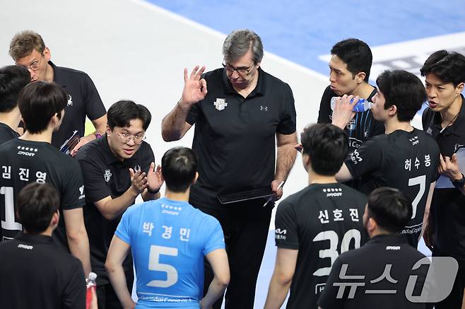 6일 충남 천안 유관순체육관에서 열린 프로배구 2025-2026 V리그 남자부 챔피언 결정전 3차전 대한항공과 현대캐피탈의 경기에서 현대캐피탈 필립 블랑 감독이 작전지시를 하고 있다. 2026.4.6 ⓒ 뉴스1 김기태 기자
