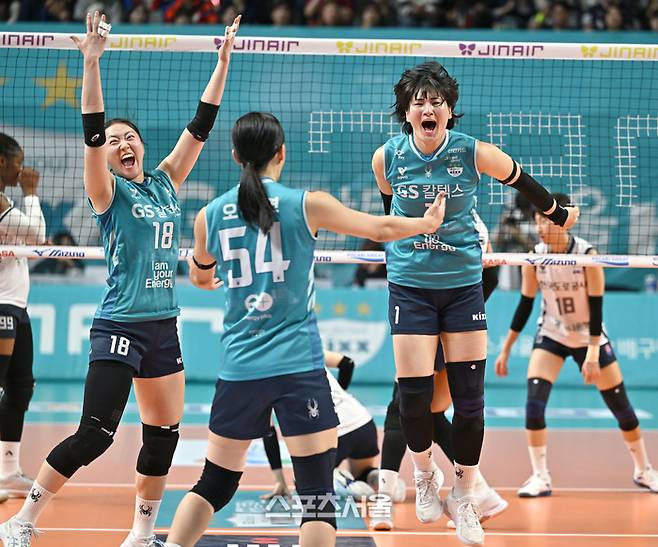 GS칼텍스 권민지, 최가은이 5일 서울 장충체육관에서 열린 2025~2026 V-리그 여자부 챔피언결정전 3차전 한국도로공사와 경기에서 득점 후 환호하고 있다. 2026. 4. 5. 장충 | 최승섭기자 thunder@sportsseoul.com