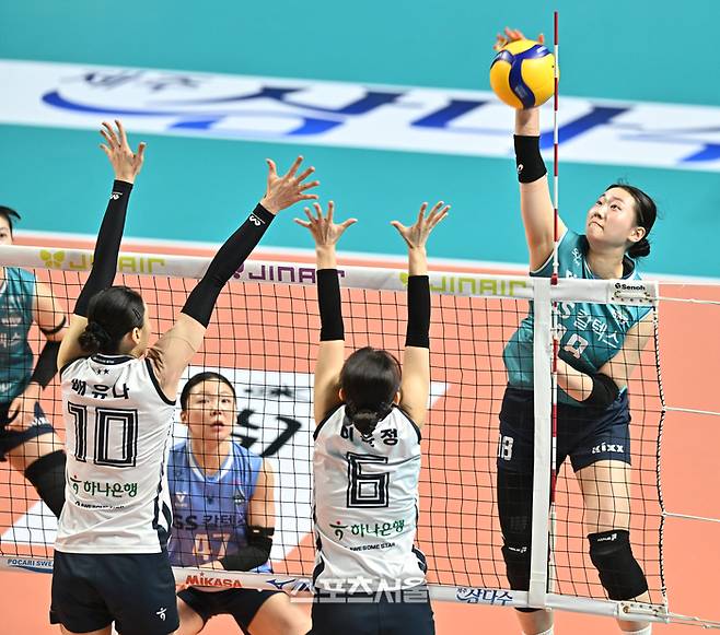 GS칼텍스 권민지가 5일 서울 장충체육관에서 열린 2025~2026 V-리그 여자부 챔피언결정전 3차전 한국도로공사와 경기에서 스파이크를 날리고 있다. 2026. 4. 5. 장충 | 최승섭기자 thunder@sportsseoul.com