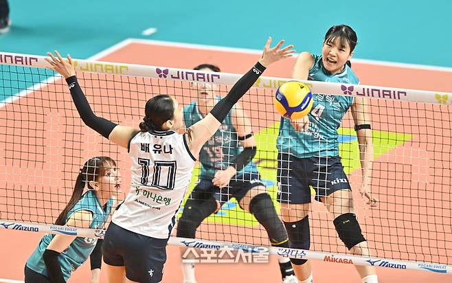 GS칼텍스 오세연이 5일 서울 장충체육관에서 열린 2025~2026 V-리그 여자부 챔피언결정전 3차전 한국도로공사와 경기에서 스파이크를 날리고 있다. 2026. 4. 5. 장충 | 최승섭기자 thunder@sportsseoul.com