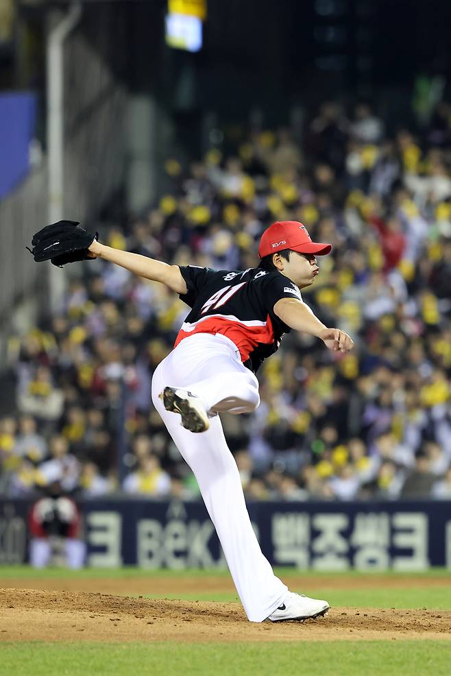 KIA 황동하가 서울 잠실구장에서 열린 2026 KBO리그 정규시즌 LG전에 등판해 역투하고 있다. 사진 | KIA 타이거즈