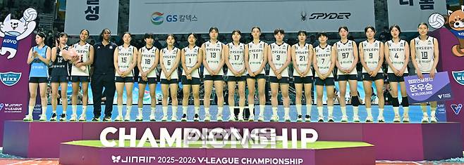 준우승을 차지한 한국도로공사 선수들이 5일 서울 장충체육관에서 열린 2025~2026 V-리그 여자부 챔피언결정전 3차전 후 열린 시상식에서 기념촬영을 하고 있다. 2026. 4. 5. 장충 | 최승섭기자 thunder@sportsseoul.com