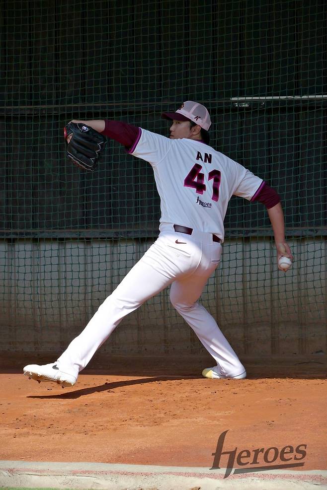 키움 안우진이 대만 가오슝에서 진행한 스프링캠프서 피칭을 하고 있다. 사진 | 키움 히어로즈