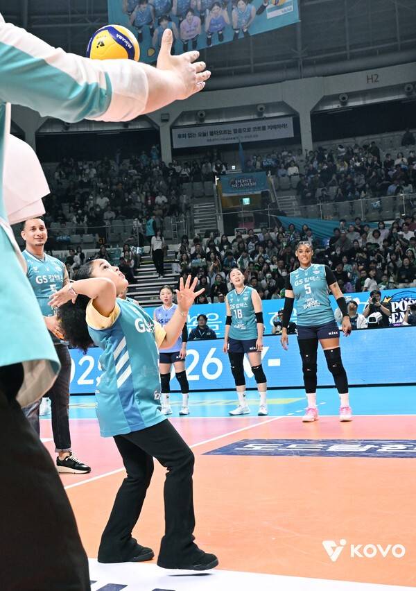 경기 전 시구를 선보이는 시아나. /사진=KOVO