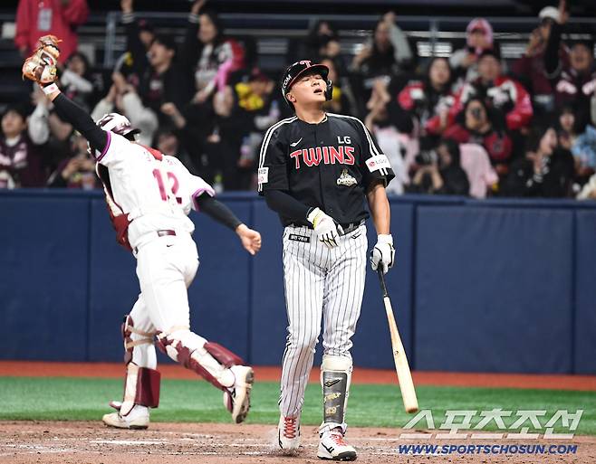 3일 고척돔에서 열린 KBO리그 키움과 LG의 경기. 8회초 2사 1, 2루. 삼진을 당하고 있는 LG 이재원. 고척=송정헌 기자songs@sportschosun.com