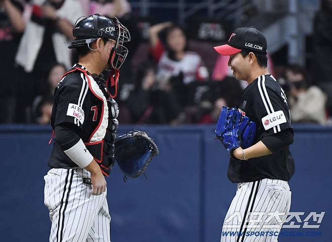 무사 1, 2루 위기를 이겨낸 유영찬과 이주헌 배터리