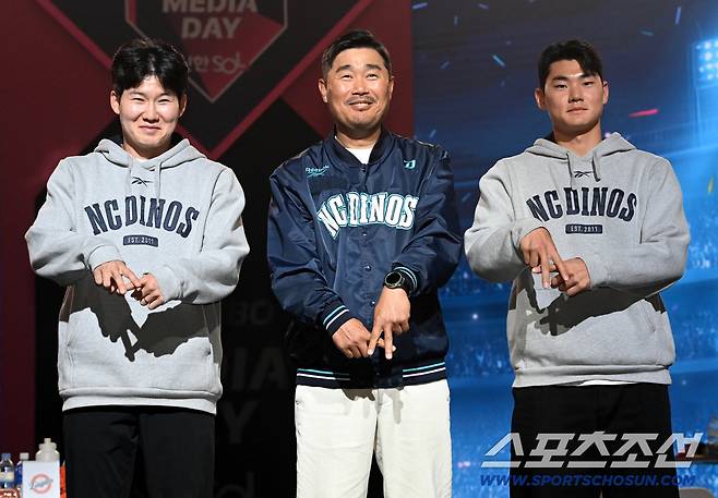 26일 롯데호텔 월드에서 열린 2026 KBO 리그 미디어데이&팬페스트 NC 이호준 감독, 박민우, 김주원이 포즈를 취하고 있다. 잠실=허상욱 기자wook@sportschosun.com/2026.03.26/