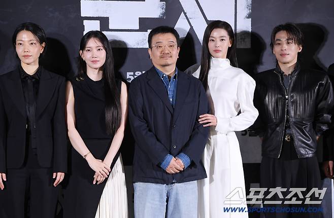 영화 '군체' 제작보고회가 6일 오전 서울 용산CGV에서 열렸다. 김신록, 신현빈, 연상호 감독, 전지현, 구교환이 포즈 취하고 있다. 정재근 기자 cjg@sportschosun.com/2026.4.6/