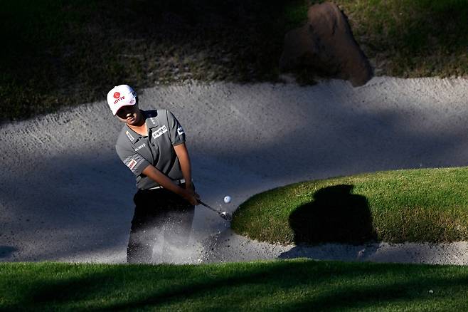 LAS VEGAS, NEVADA - APRIL 04: Hyo Joo Kim of South Korea plays a shot from a bunker on the 17th hole during the third round of the Aramco Championship 2026 at Shadow Creek Golf Course on April 04, 2026 in Las Vegas, Nevada. David Becker/Getty Images/AFP (Photo by David Becker / GETTY IMAGES NORTH AMERICA / Getty Images via AFP)
<저작권자(c) 연합뉴스, 무단 전재-재배포, AI 학습 및 활용 금지>