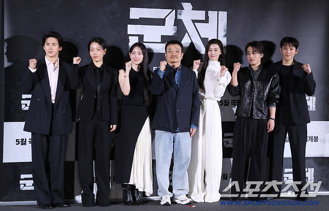 영화 '군체' 제작보고회가 6일 오전 서울 용산CGV에서 열렸다. 고수, 김신록, 신현빈, 연상호 감독, 전지현, 구교환, 지창욱이 포즈 취하고 있다. 정재근 기자 cjg@sportschosun.com/2026.4.6/