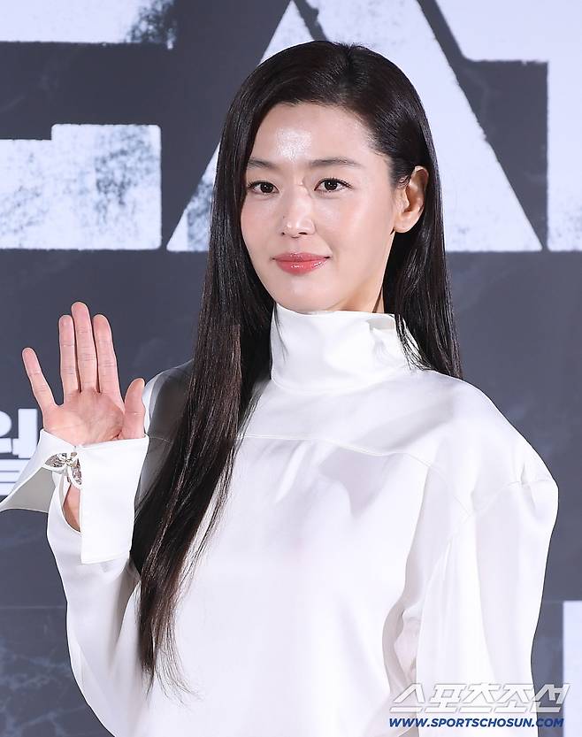 영화 '군체' 제작보고회가 6일 오전 서울 용산CGV에서 열렸다. 전지현이 포즈 취하고 있다. 정재근 기자 cjg@sportschosun.com/2026.4.6/