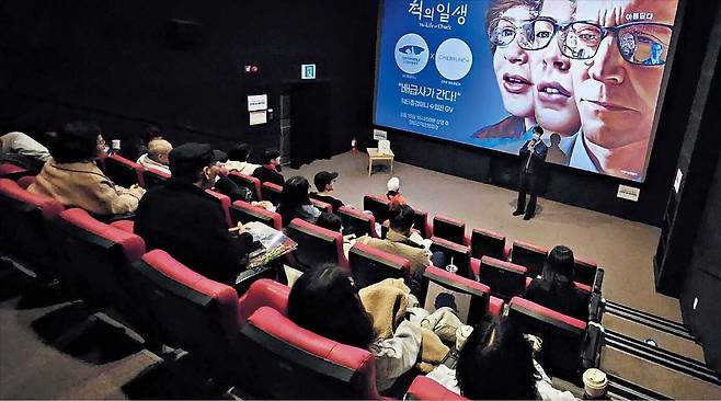 지난달 15일 경남 창녕군작은영화관에서 영화 ‘척의 일생’을 수입한 워터홀컴퍼니의 주현 대표가 영화 수입 과정의 뒷얘기를 들려주고 있다. /한국작은영화관협회