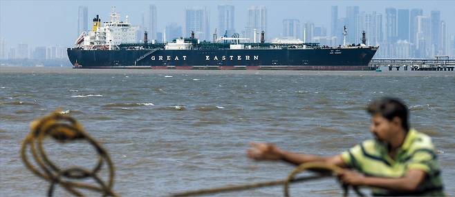 호르무즈 통과한 인도 LPG 운송선 1일 인도 국적의 LPG 운송선박 ‘자그 바산트(Jag Vasant)’호가 뭄바이항에 입항하고 있다. 이 선박은 지난달 초 쿠웨이트에서 LPG 4만7000t을 싣고 출발, 이란 측과의 사전 조율을 거쳐 인도 해군의 호위를 받으며 호르무즈 해협을 통과했다. 이란 전쟁으로 해협 통항이 사실상 마비된 이후 대형 LPG 물량이 인도에 닿은 첫 사례다. /EPA 연합뉴스