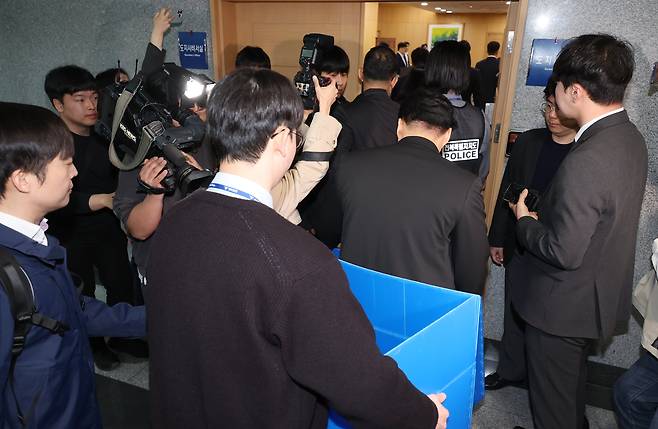 6일 오전 전북경찰청 반부패경제범죄수사대 수사관들이 김관영 도지사의 '금품 살포 의혹'과 관련한 압수수색 영장을 집행하기 위해 전북도청 4층 도지사실로 진입하고 있다./연합뉴스