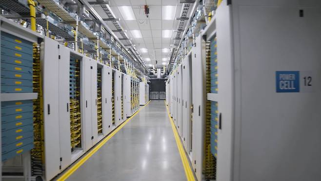 MS가 개발한 자체 AI 칩인 ‘마이아 200이 탑재된 랙들이 실제 데이터센터에 줄지어 늘어서있는 모습/MS