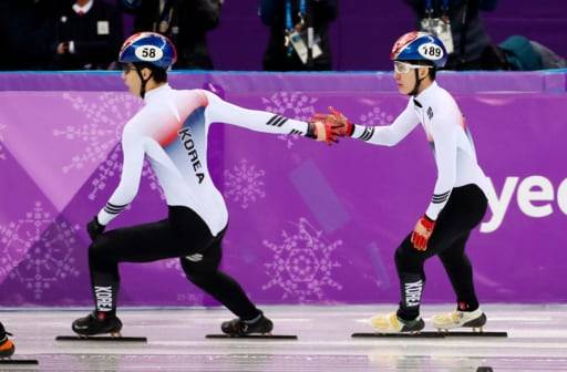 22일 강릉 아이스아레나에서 열린 2018 평창동계올림픽 쇼트트랙 남자 500m 준결승에서 1, 2위로 결승선을 통과한 대한민국 황대헌(58번)과 임효준(189)이 손벽을 부딪히고 있다.