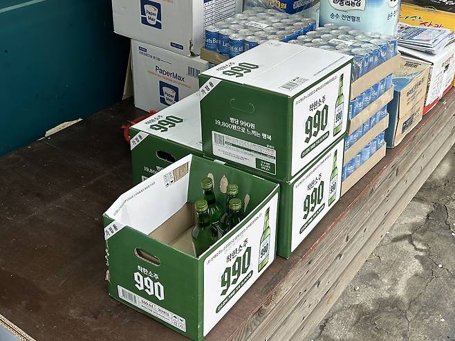 6일 오후 대전 대덕구 비래동의 한 동네슈퍼에 진열돼 있는 '착한소주 990'. 사장 노금순(65) 씨는 "소량으로 구매하는 손님들을 위해 따로 빼둔 것"이라고 설명했다. 안민기 기자