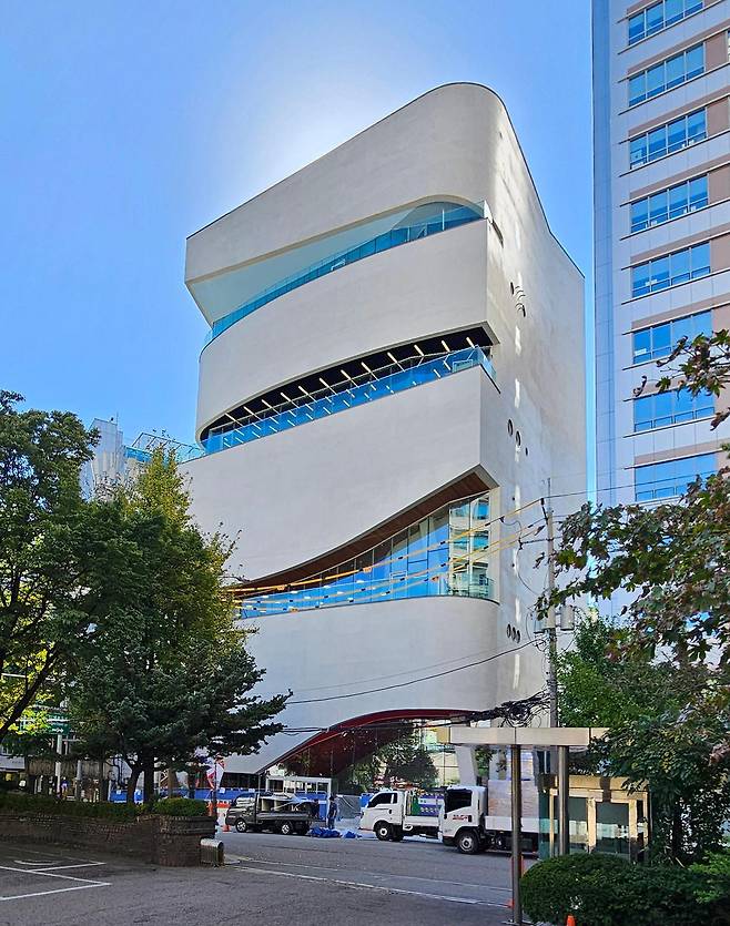 지난해 11월 28일 개관한 서울 중구 을지로 서울영화센터의 모습. 독립영화 무료 상영 등에 초점을 둔 서울시의 운영 방식에 대해 일부 영화단체가 “당초 취지대로 독립영화 보존 등 기능을 강화하라”고 반발하면서 센터는 상영작 수급에 차질을 빚고 있다. 서울시 제공