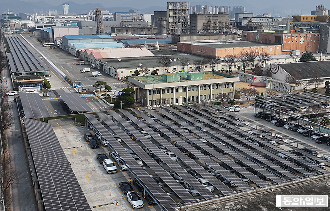 25일 경북 구미 코오롱인더스트리 구미1공장에 가상발전소 기업 해줌이 설치한 태양광 발전소가 설치돼 있다. 이한결 기자 always@donga.com