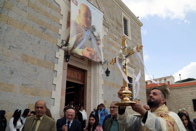 지난 5일(현지시간) 레바논 남부 기독교 마을 클라이야의 성 조지 교회 앞에서 부활절을 맞아 신부가 십자가를 들어 올리고 있습니다. 로이터 연합뉴스