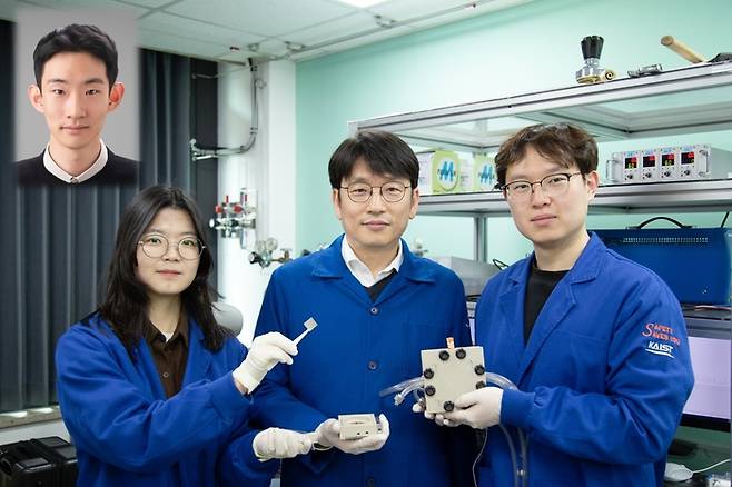 사진 왼쪽부터 KAIST 박종혁 박사, 한윤경 석박사 통합과정생, 송현준 교수, 김성주 박사.