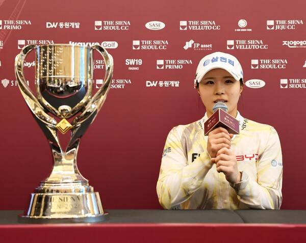 한국여자프로골프(KLPGA) 투어 2026시즌 '국내 개막전'인 신설 대회 더 시에나 오픈 우승을 차지한 고지원 프로가 순금 10돈이 포함된 우승 트로피를 두고 우승 기자회견하는 모습니다. 사진제공=KLPGA (사진을 무단으로 사용하지 마십시오.)