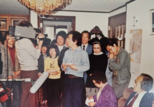 1984년 서울 도림동 ㅅ빌라 101호에서 한국노동자복지협의회 사무실 개소식을 열었다. 문익환 목사(맨 오른쪽), 두번째 이소선 어머니(오른쪽 두번째), 필자(가운데 노란 옷) 등이 참석했다. 필자 제공