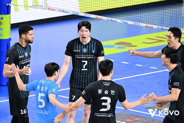 현대캐피탈 선수들이 6일 천안 유관순체육관에서 열린 2025∼2026 V리그 남자부 챔피언결정 3차전 대한항공과 안방 경기에서 득점을 올린 뒤 기뻐하고 있다. 한국배구연맹 제공