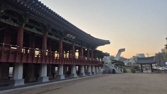 울산 중구 태화루 마당. 뒤쪽으로 태화루 스카이워크의 높이 20m짜리 고래 꼬리 모양 주탑이 서 있다. 주성미 기자