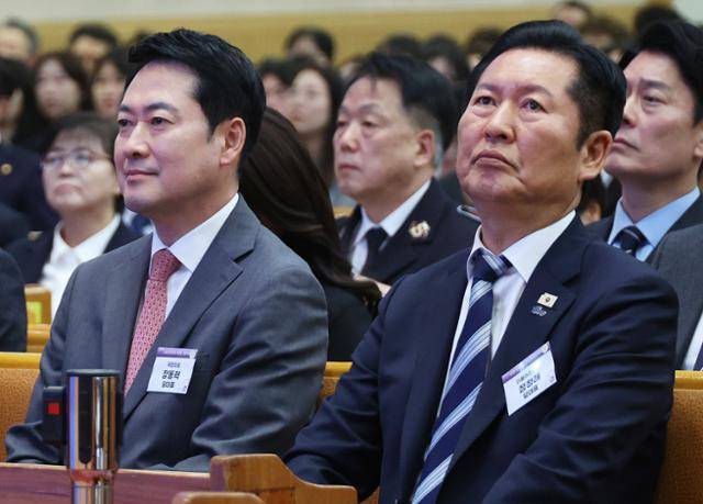 정청래(오른쪽) 더불어민주당 대표와 장동혁 국민의힘 대표가 5일 서울 여의도 순복음교회에서 열린 2026 한국교회 부활절 연합예배에서 나란히 앉아 있다. 뉴스1