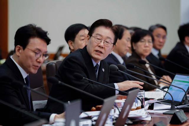 이재명 대통령이 6일 청와대에서 열린 제14회 국무회의 겸 제4차 비상경제점검회의에서 토론하고 있다. 왕태석 선임기자