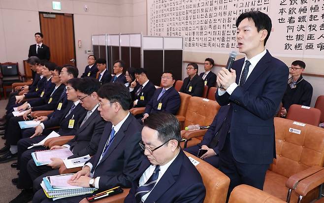 '쌍방울 대북 송금 의혹' 사건을 수사한 박상용 검사가 3일 국회에서 열린 '조작기소 국조특위' 전체회의에서 증인선서를 거부한 이유를 밝히고 있다. 임현동 기자