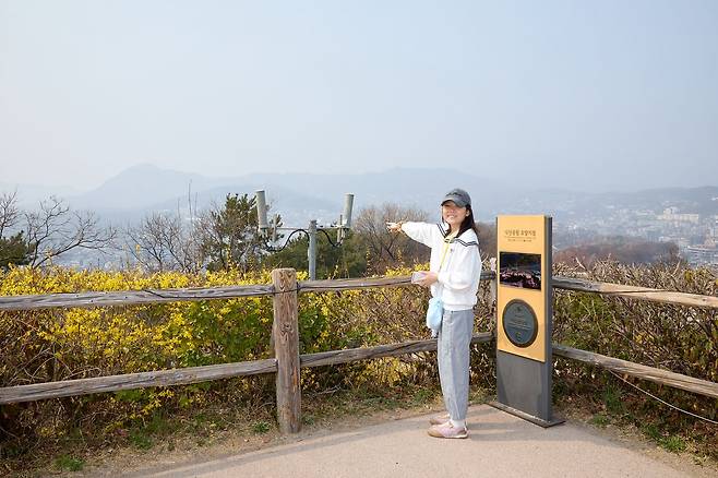서울 종로구 낙산공원 조망대에서 한양도성 안쪽을 바라보며 단종이 살았던 궁궐을 찾아본 김도연 학생기자.
