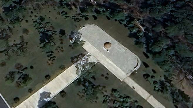 김정은 국무위원장의 생모인 고용희의 묘. 김 위원장이 집권한 이후 새로 단장했다. 사진=구글 어스