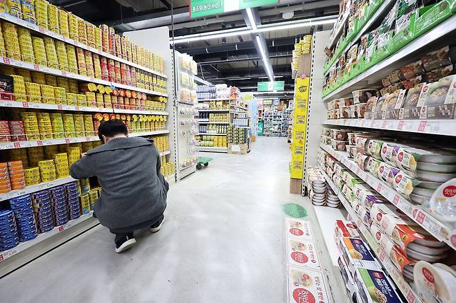 서울 시내 한 하트에서 시민들이 장을 보고 있다. 뉴스1